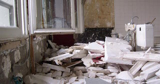 Демонтаж хрущевки в Тюмени - удаление старых полов и стен по выгодной цене от 1774 рублей.